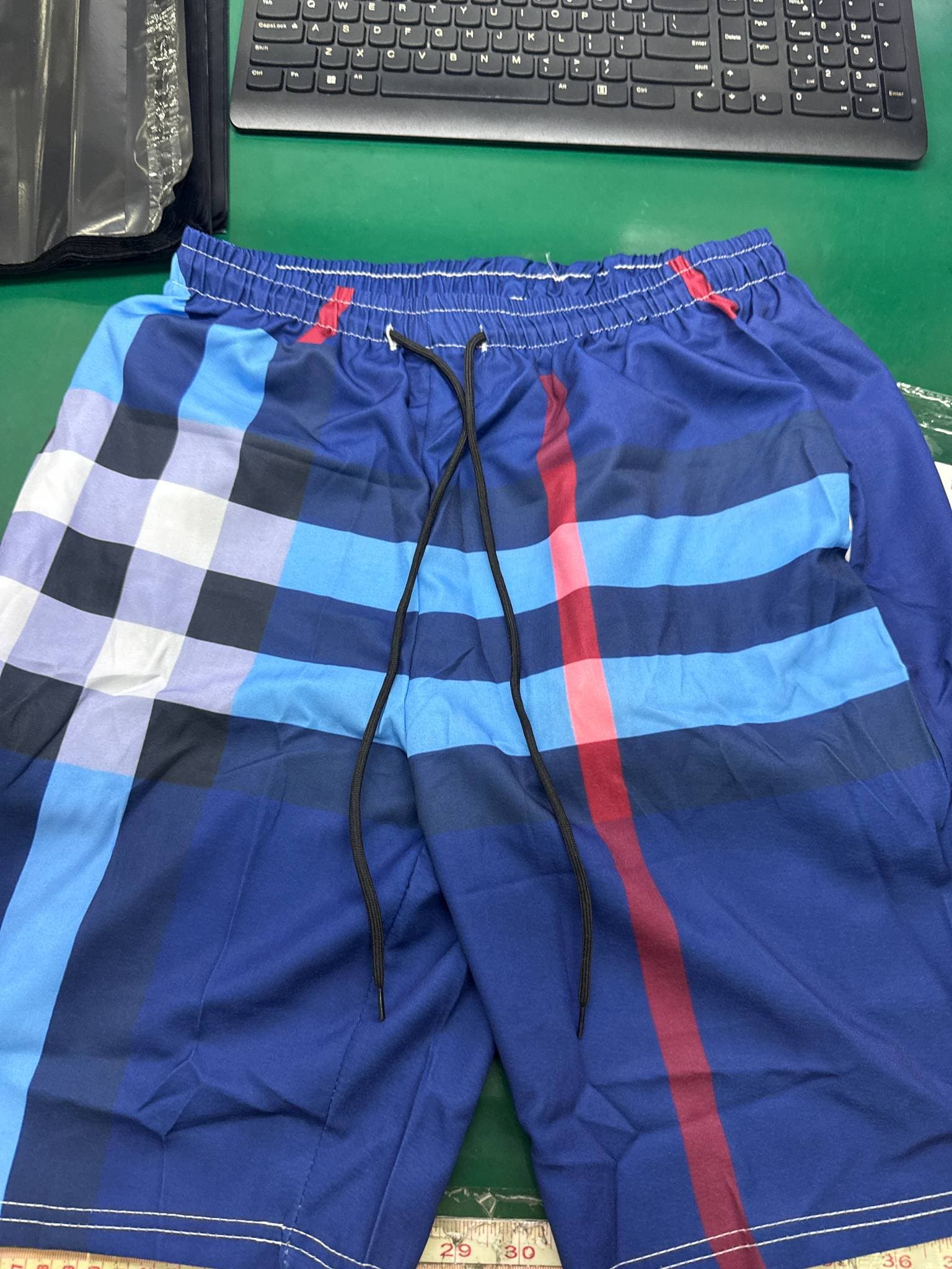 Short cargo mi-long pour homme, style sport décontracté, à carreaux color block, idéal pour la plage.