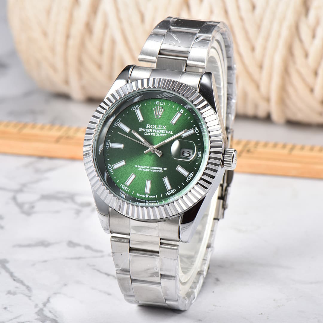 Montre de luxe Rolex pour homme sertie de diamants avec un élégant cadran rayé