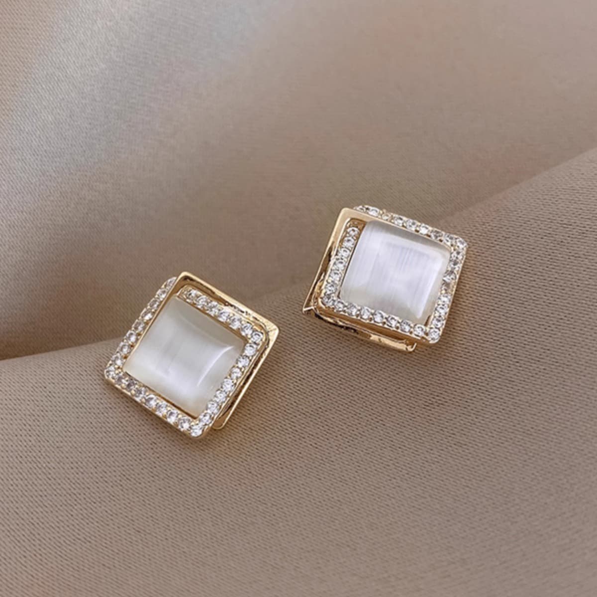Women's Earrings geometric rhombus earrings for women with diamonds 2023 new trendy simple compact temperament internet celebrity ear jewelry