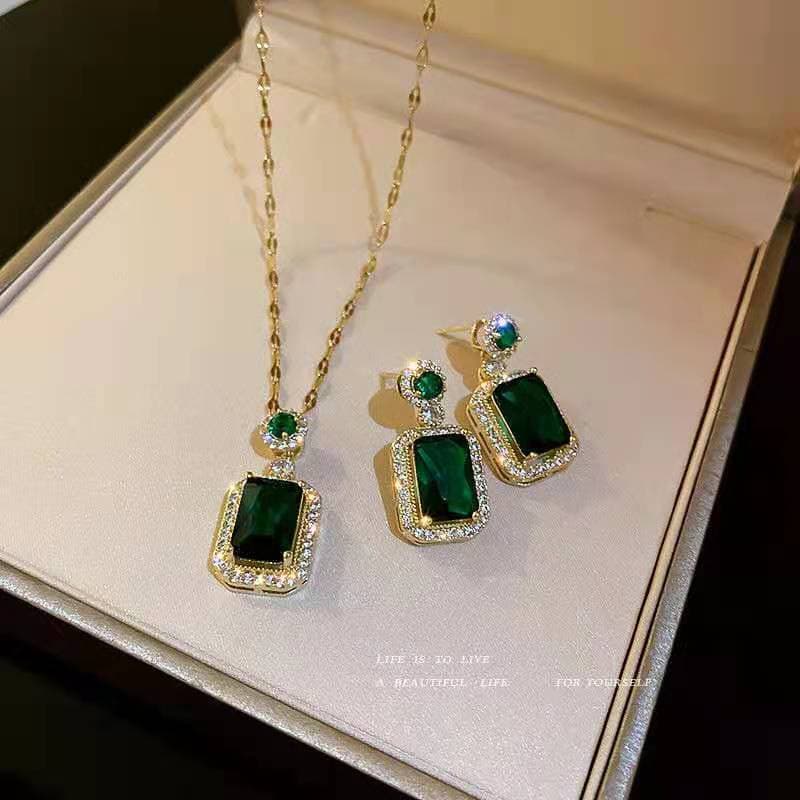 Square zircon high-grade light luxury geometric titanium steel necklace minority design temperament clavicle chain