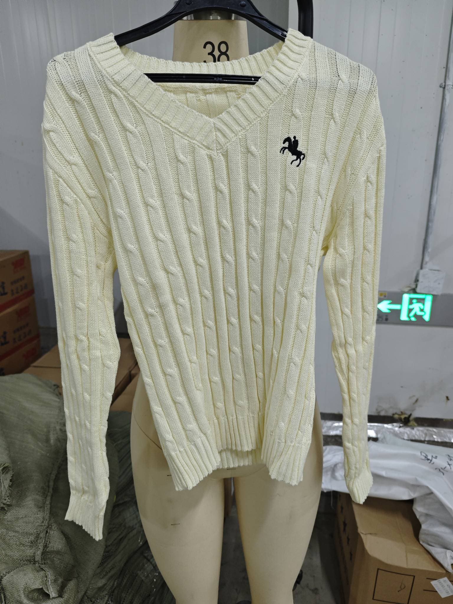Pull en maille torsadée brodée pour femme, col en V, en stock