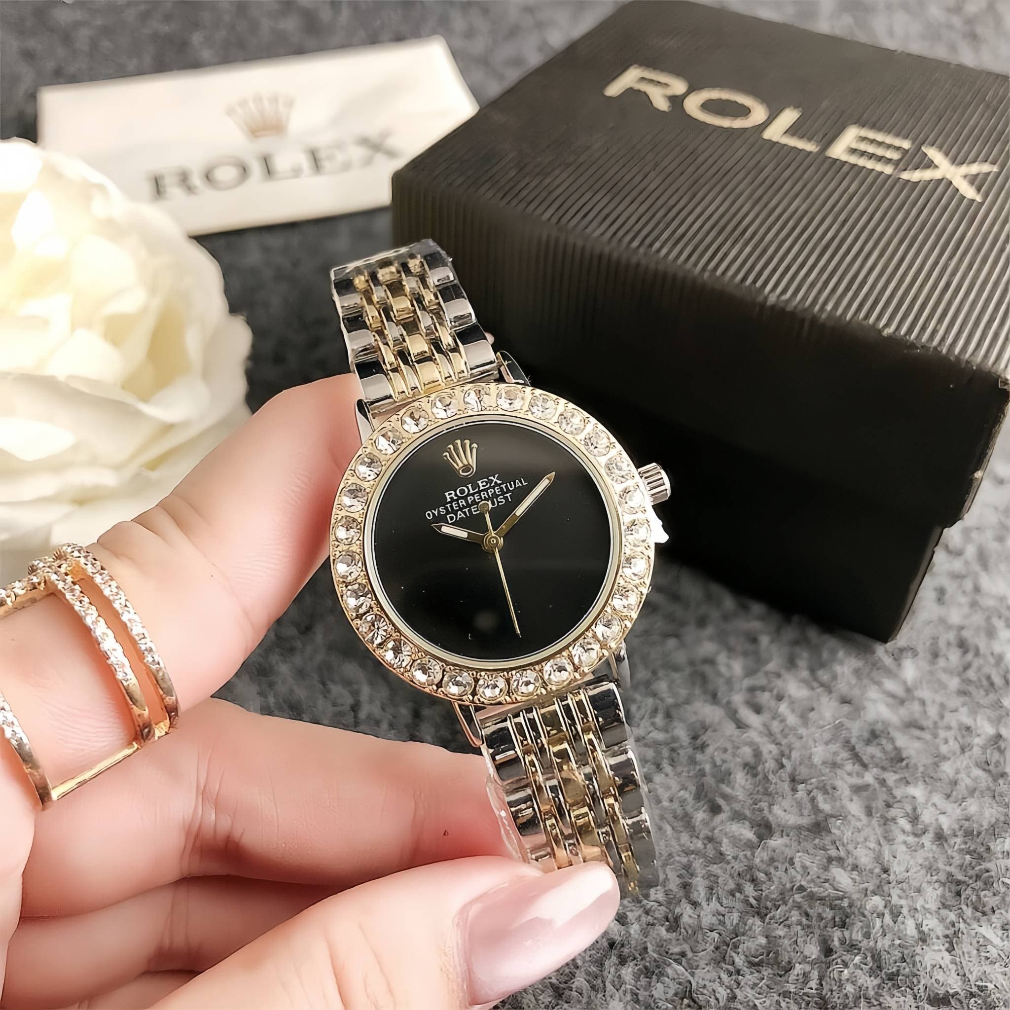 Petite montre femme délicate avec diamants cadran vert montre de marque