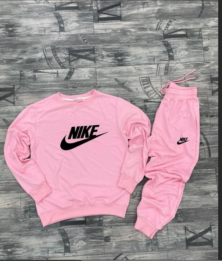 Nouveaux sweats, pulls et tenues de sport décontractées Nike pour hommes et femmes, collection automne-hiver.