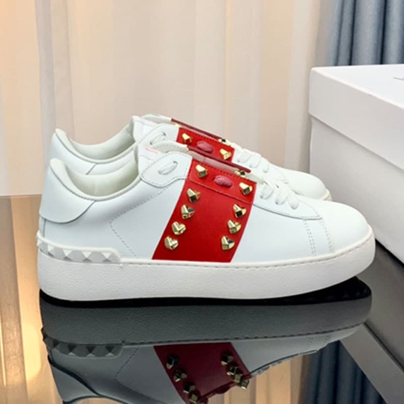 2024 Nouvelles chaussures de sport décontractées V-Home avec rivets, chaussures blanches en cuir véritable, planche de couple à la mode et tendan
