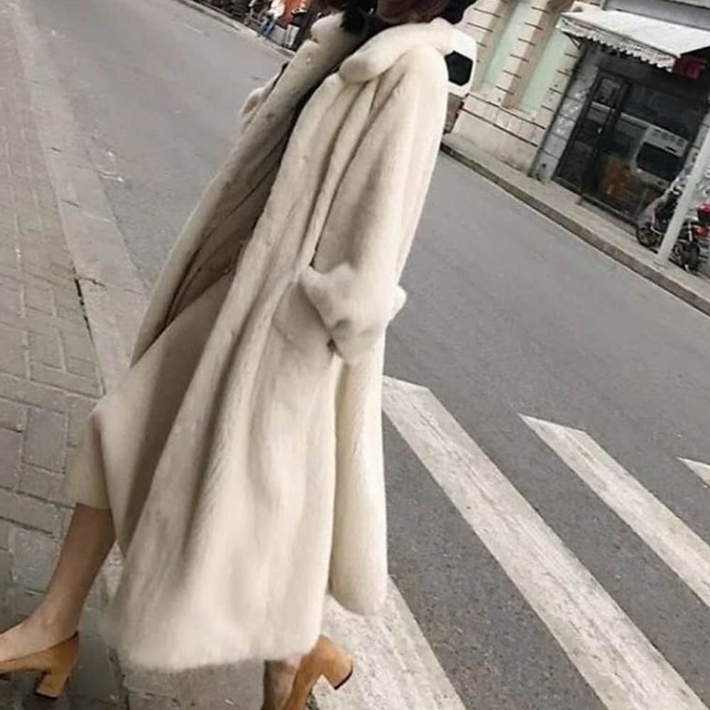 Women's Fashion In The Long Fur Coat White Black Fur Coat
