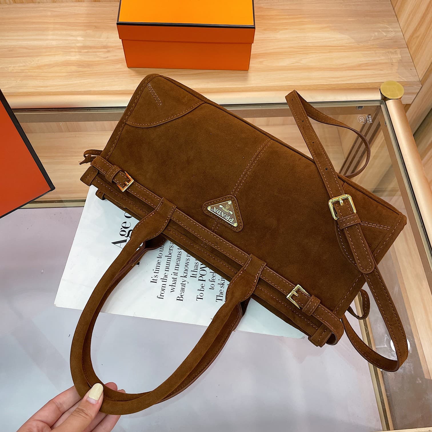 Collection Automne-Hiver 2025 : Sac cabas en velours suédé, grande capacité, élégant et polyvalent, porté épaule ou sous le bras, pour femme.