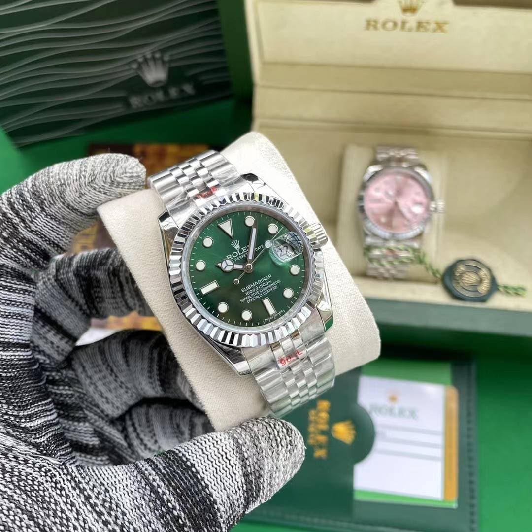 Montre de luxe suisse à quartz avec cadran au design tendance et bracelet en acier inoxydable