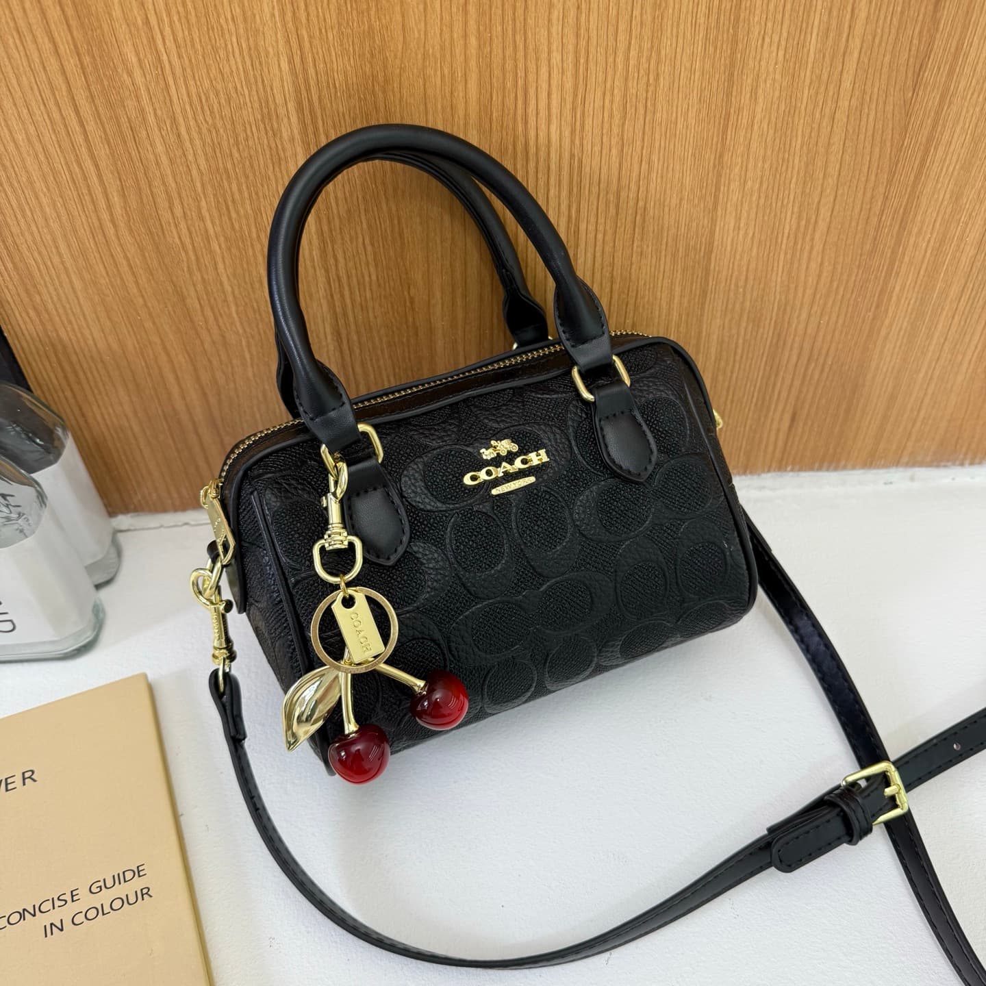 Mini sac bandoulière avec breloque cerise, plusieurs couleurs pour un usage quotidien, résistant et élégant