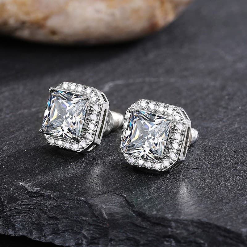 Boucles d'oreilles puces carrées exquises pour femmes, entièrement serties de diamants et de zircons verts.