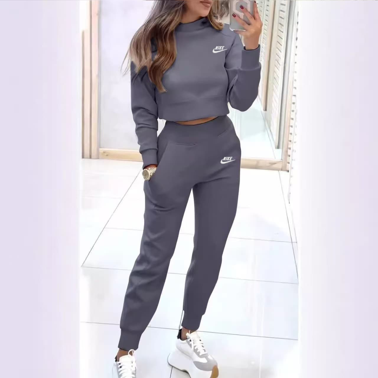 Ensemble deux pièces pour femme : sweat-shirt court à manches longues, pantalon de jogging taille haute avec poches et survêtement.