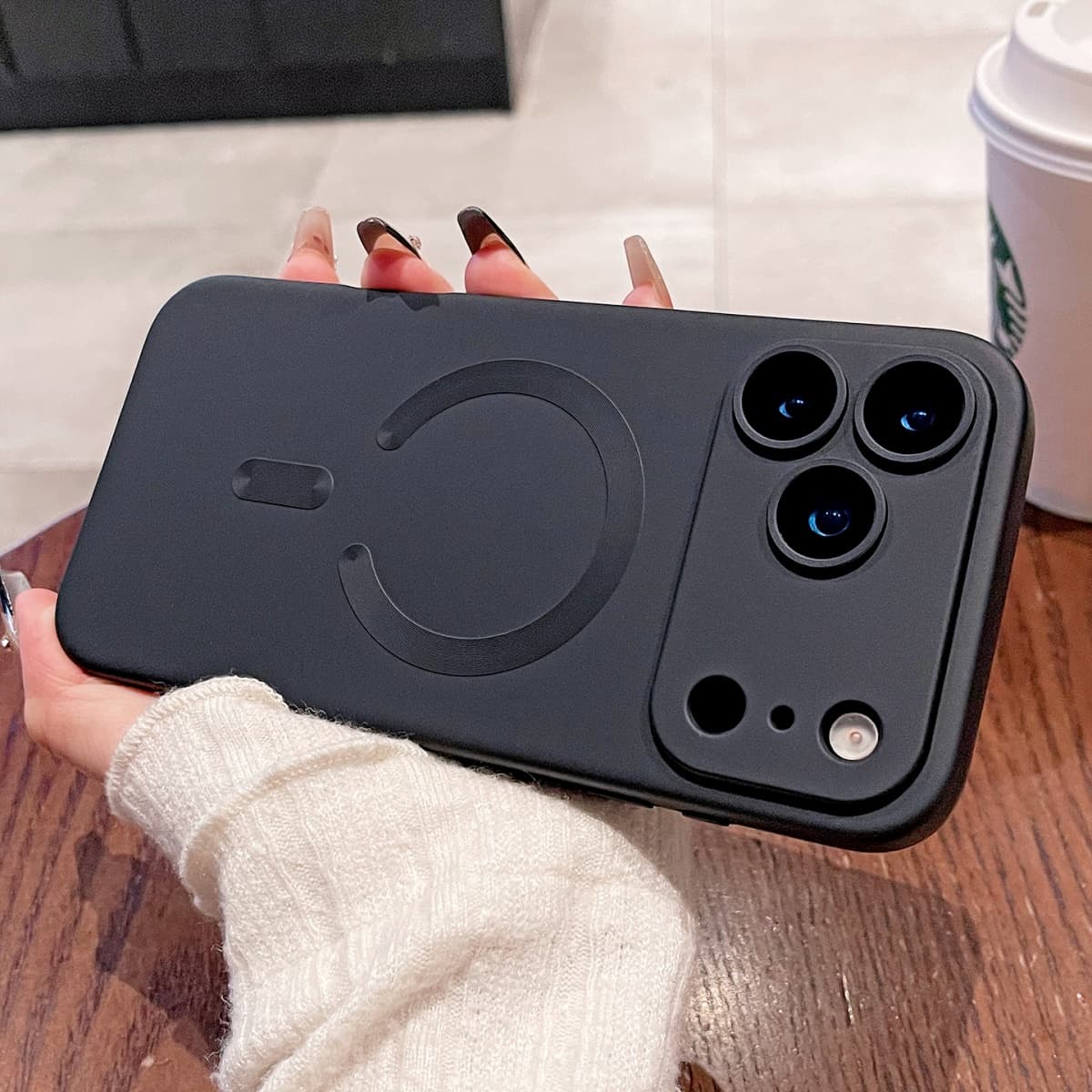 Coque souple magnétique à peinture métallisée pour iPhone 17 Air 16 E 15 14 Plus 13 12 11 Pro Max avec chargeur sans fil
