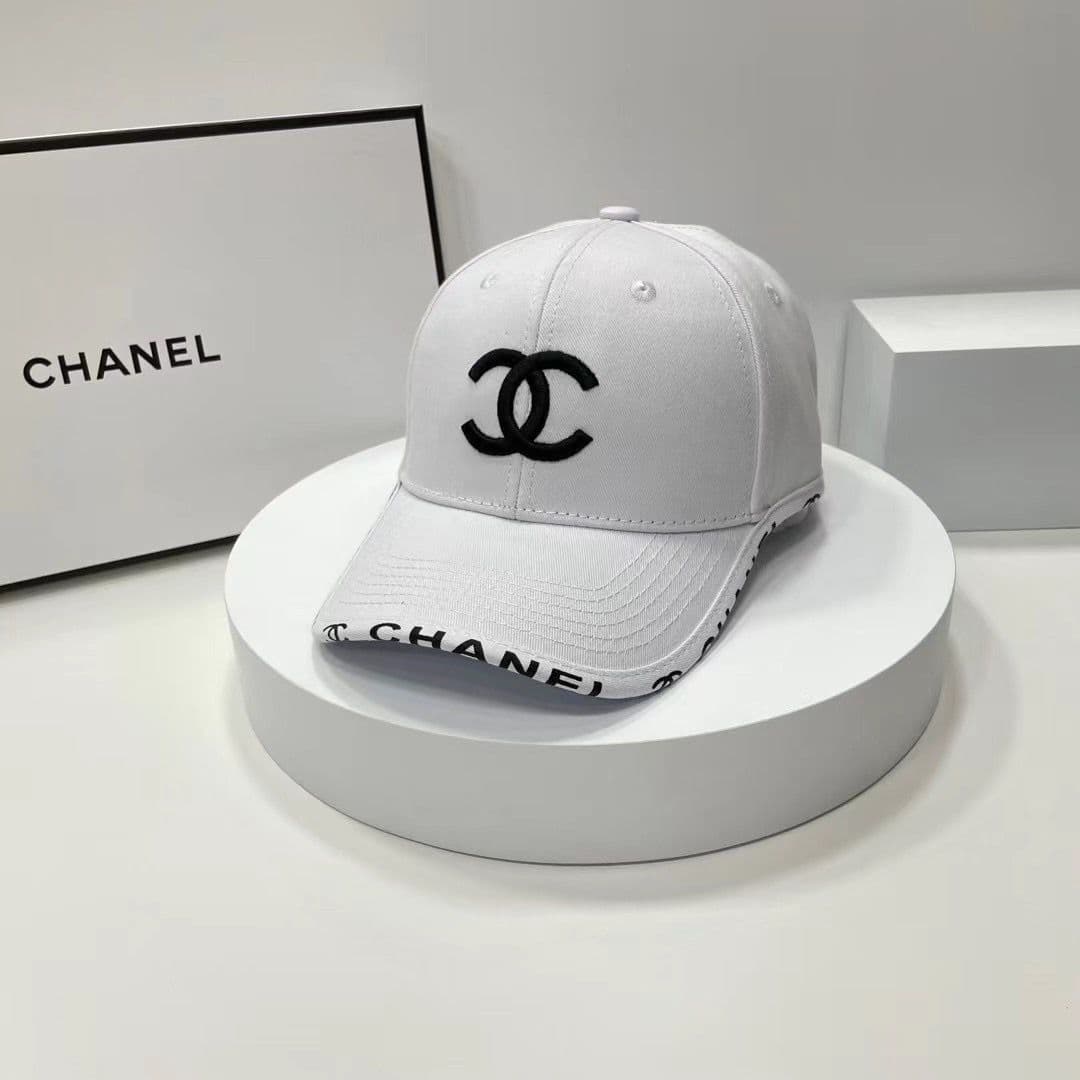 Casquette de baseball brodée de lettres parfumées, style tendance femme, avec logo discret et élégant.