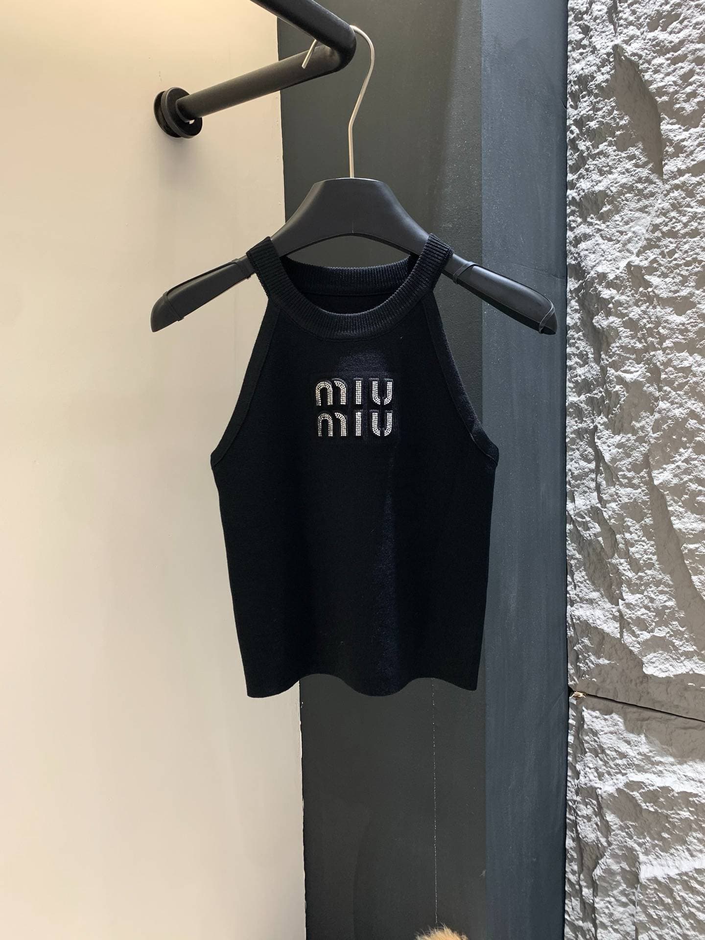 Gilet sans manches à bretelles en maille losanges, style sexy et polyvalent, collection été 2026.