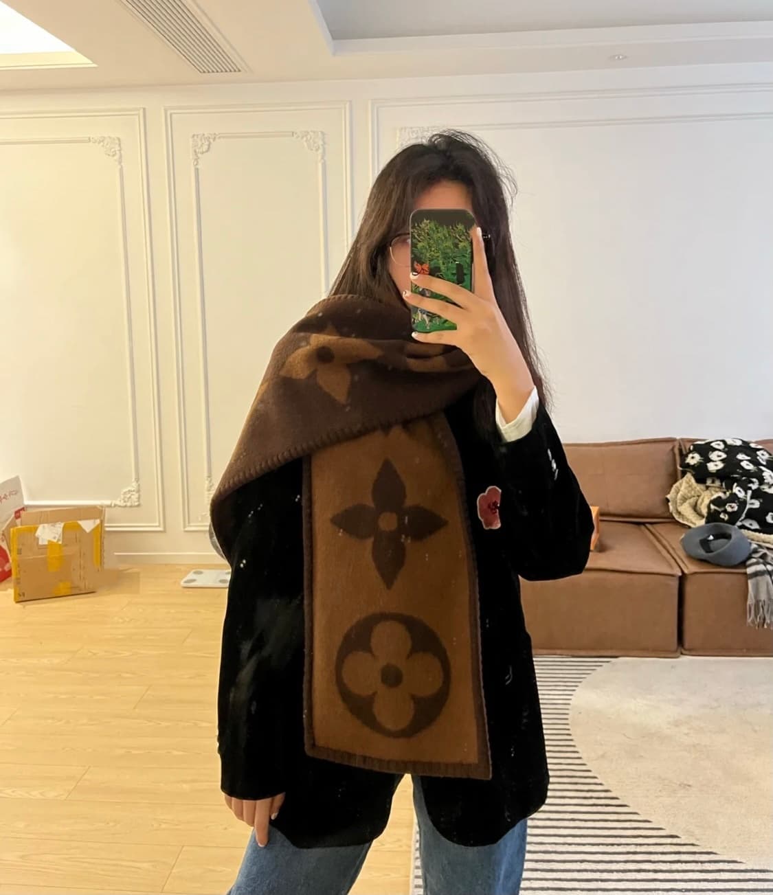 Écharpe réversible jacquard marron Louis Vuitton pour femme, imprimé floral rétro, idéale pour l'automne et l'hiver. Elle est chaude et conforta