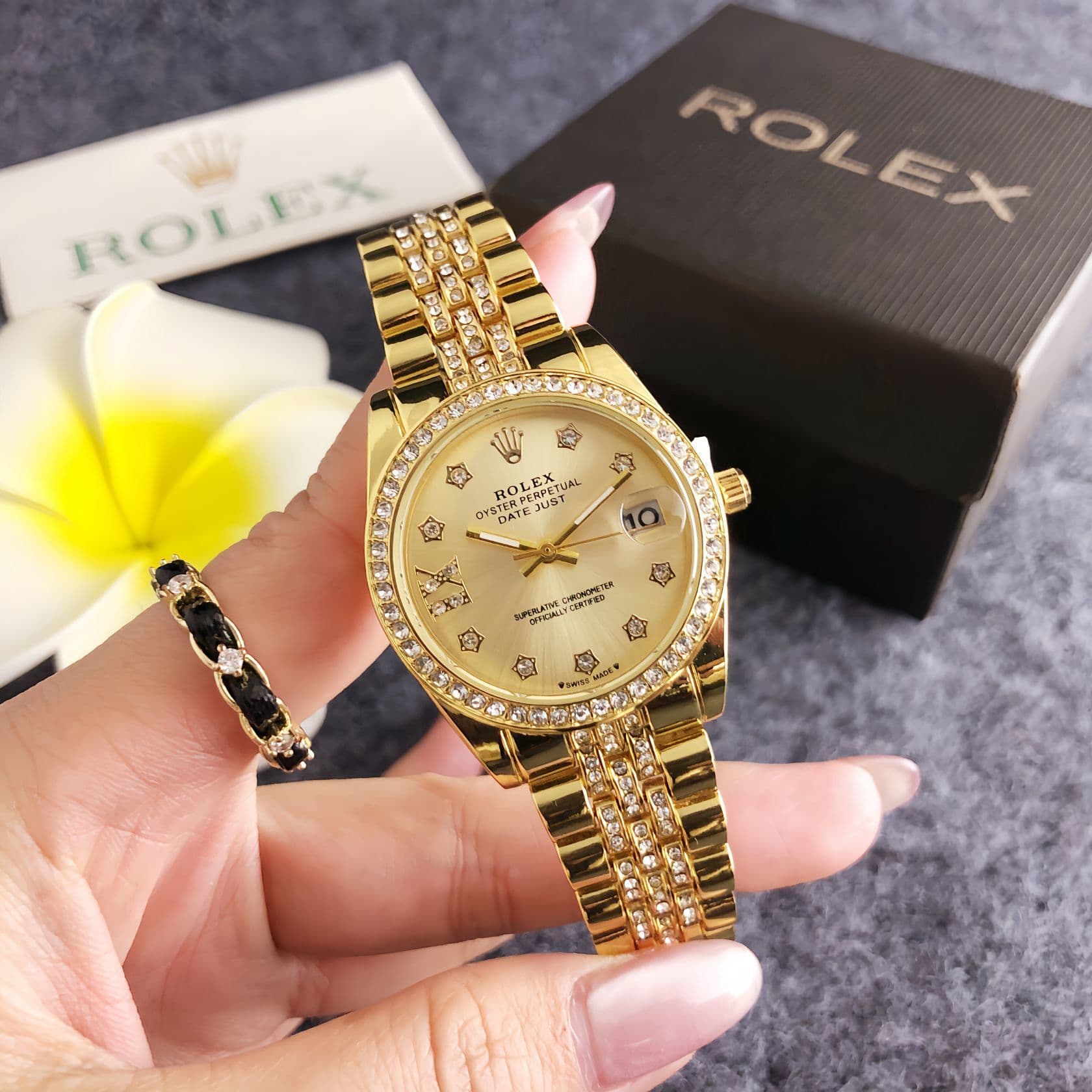 Mode féminine élégante : Montres serties de diamants de créateurs raffinés – à la fois tendance et compactes