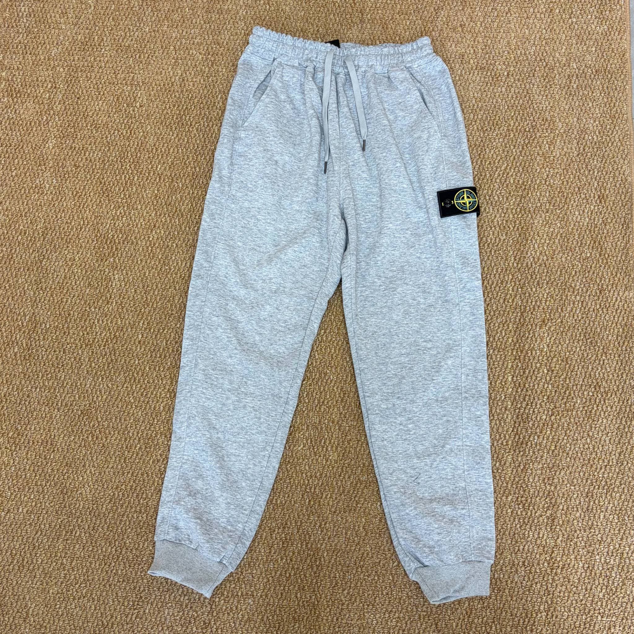 Ensemble 2 pièces Stone Island pour homme : sweat-shirt à capuche uni, classique avec écusson sur la manche, et pantalon de survêtement à taille
