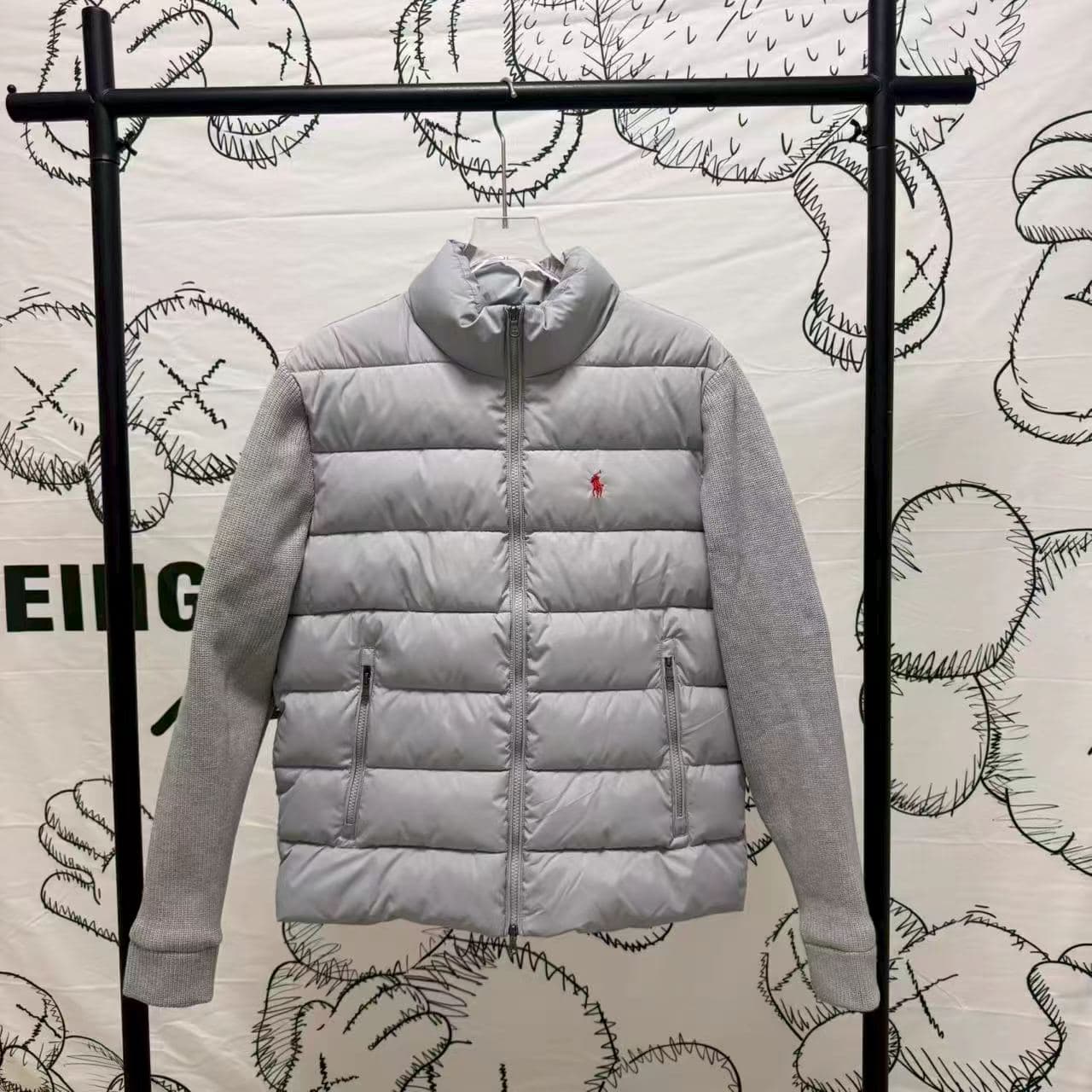 Polo Ralph Lauren Veste matelassée homme à col montant et manches en maille patchwork, chaude et zippée, style décontracté et ample.