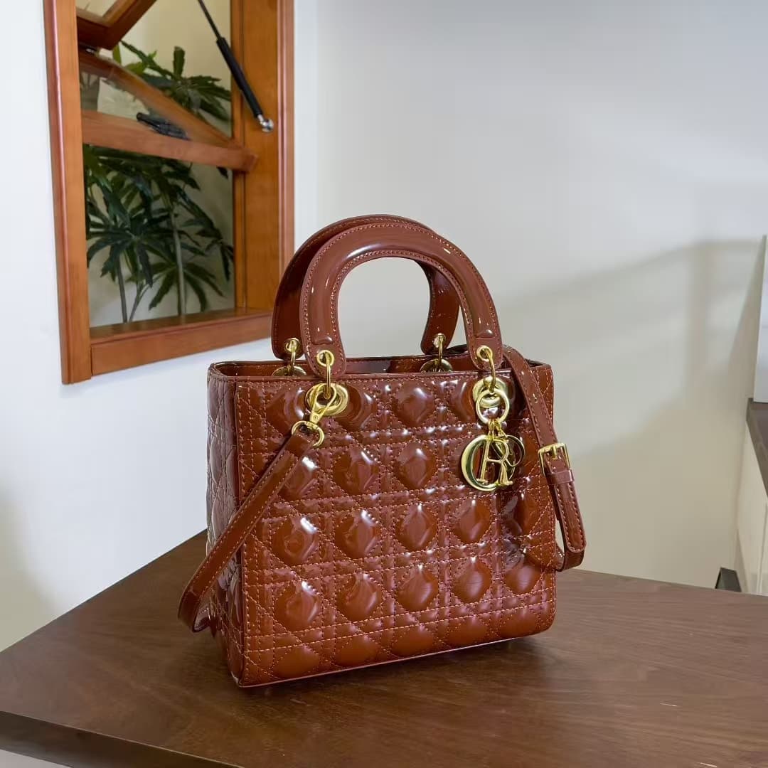 Sac à main matelassé brillant DIO-R Lady, avec poignée supérieure et bandoulière amovible, style tendance et finitions dorées. Un sac de luxe i