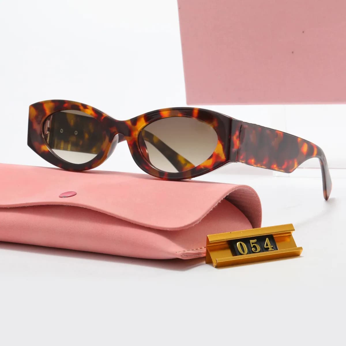 Lunettes de soleil MM de haute qualité, style œil de chat, monture fine, monture rétro élégante idéale pour les vacances.