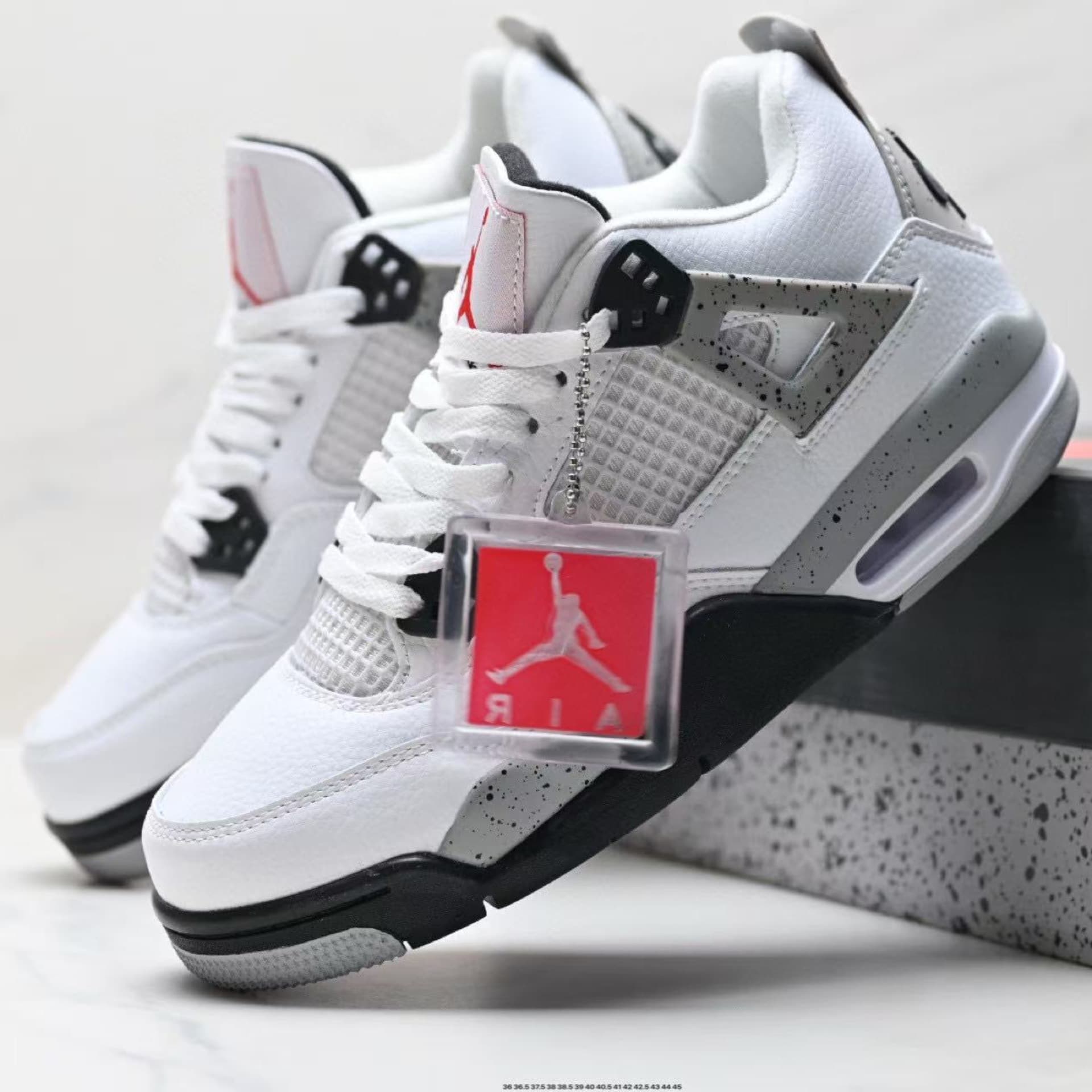 Baskets de basketball pratiques disponibles en blanc, vert, noir, jaune, rouge, bleu, modèles classiques Thunder Lightning, Jordan 4 montantes
