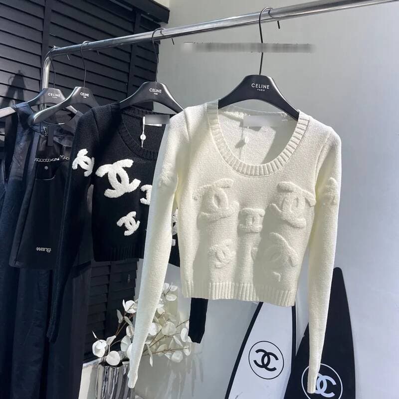 Pull élégant et tendance en maille, coupe ajustée et brodée, idéal pour femme. Collection automne 2026. Col rond, manches longues. Marque élég