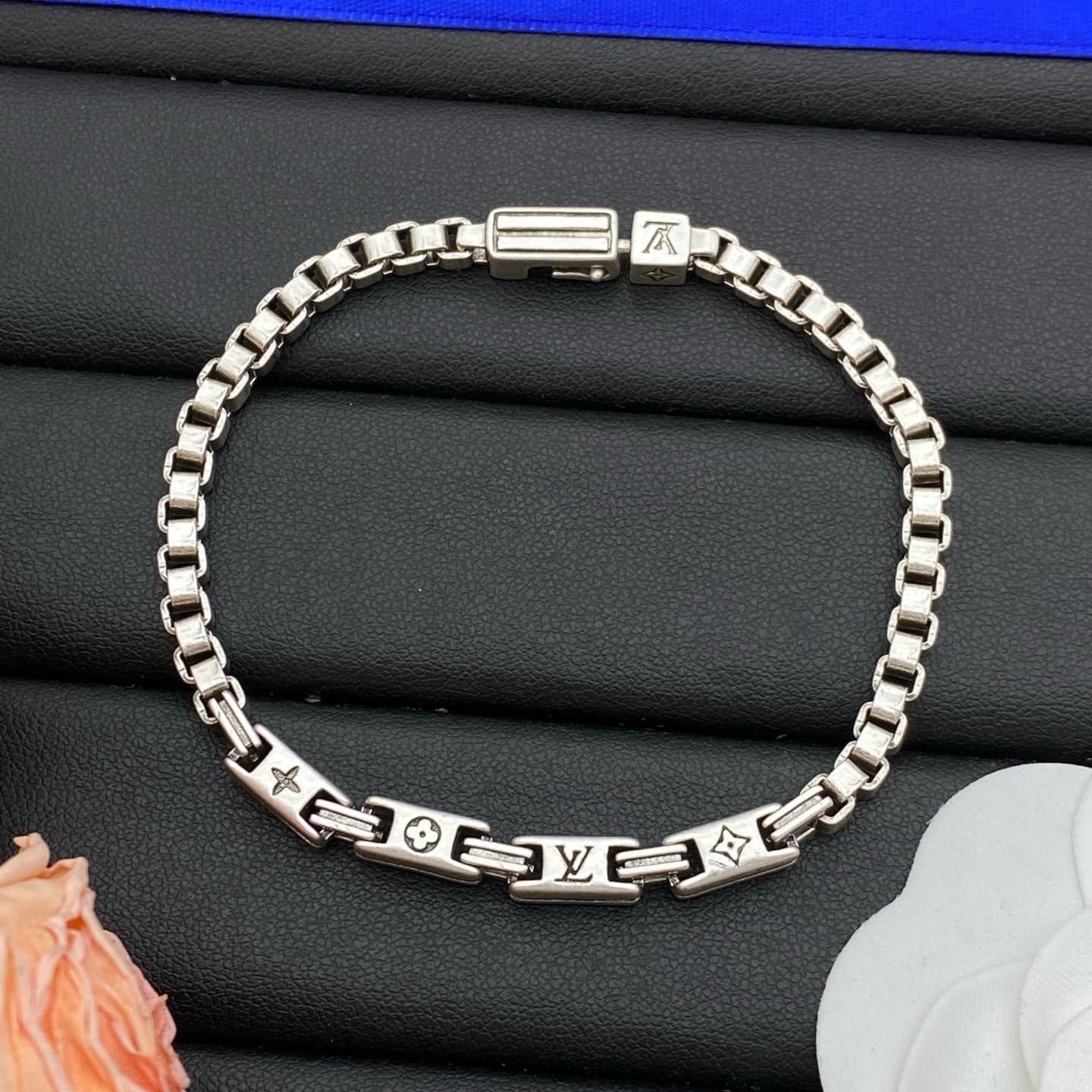 Nouveau bracelet au design créatif pour le marché européen. Modèle exclusif en magasin d'accessoires de bracelet tendance et de haute qualité.
