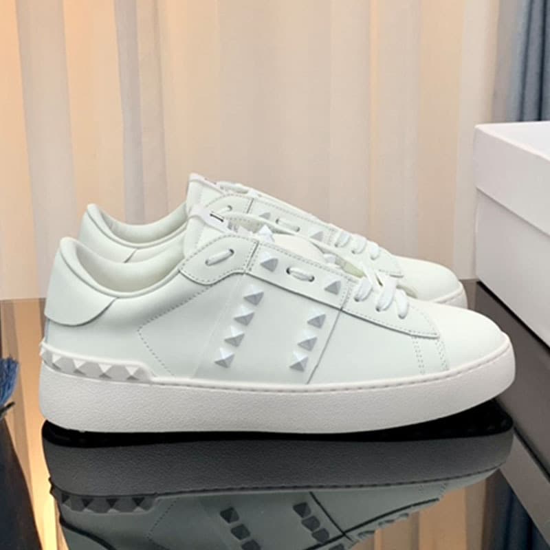 2024 Nouvelles chaussures de sport décontractées V-Home avec rivets, chaussures blanches en cuir véritable, planche de couple à la mode et tendan