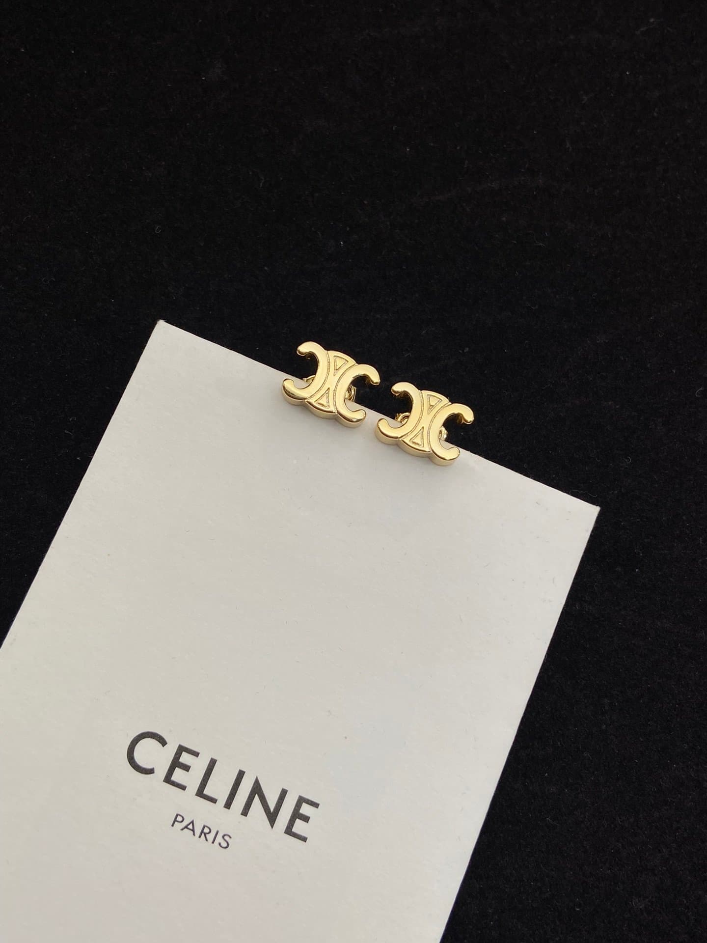 Boucles d'oreilles Arc de Triomphe tendance, classiques et luxueuses, parfaites pour une sortie quotidienne.