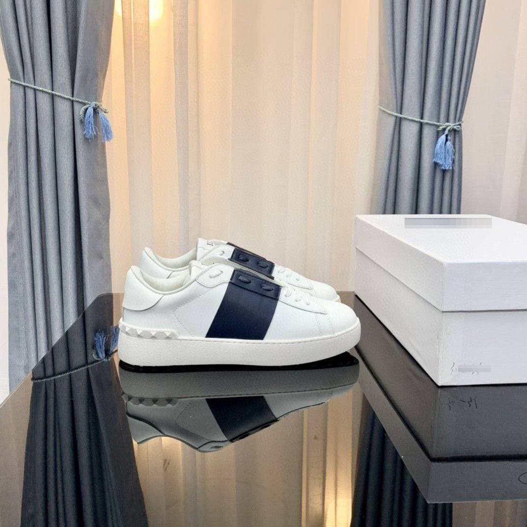Chaussures plates blanches en cuir Warren pour couple, collection Four Seasons 2025, style planche à roulettes, rivets, style décontracté de luxe