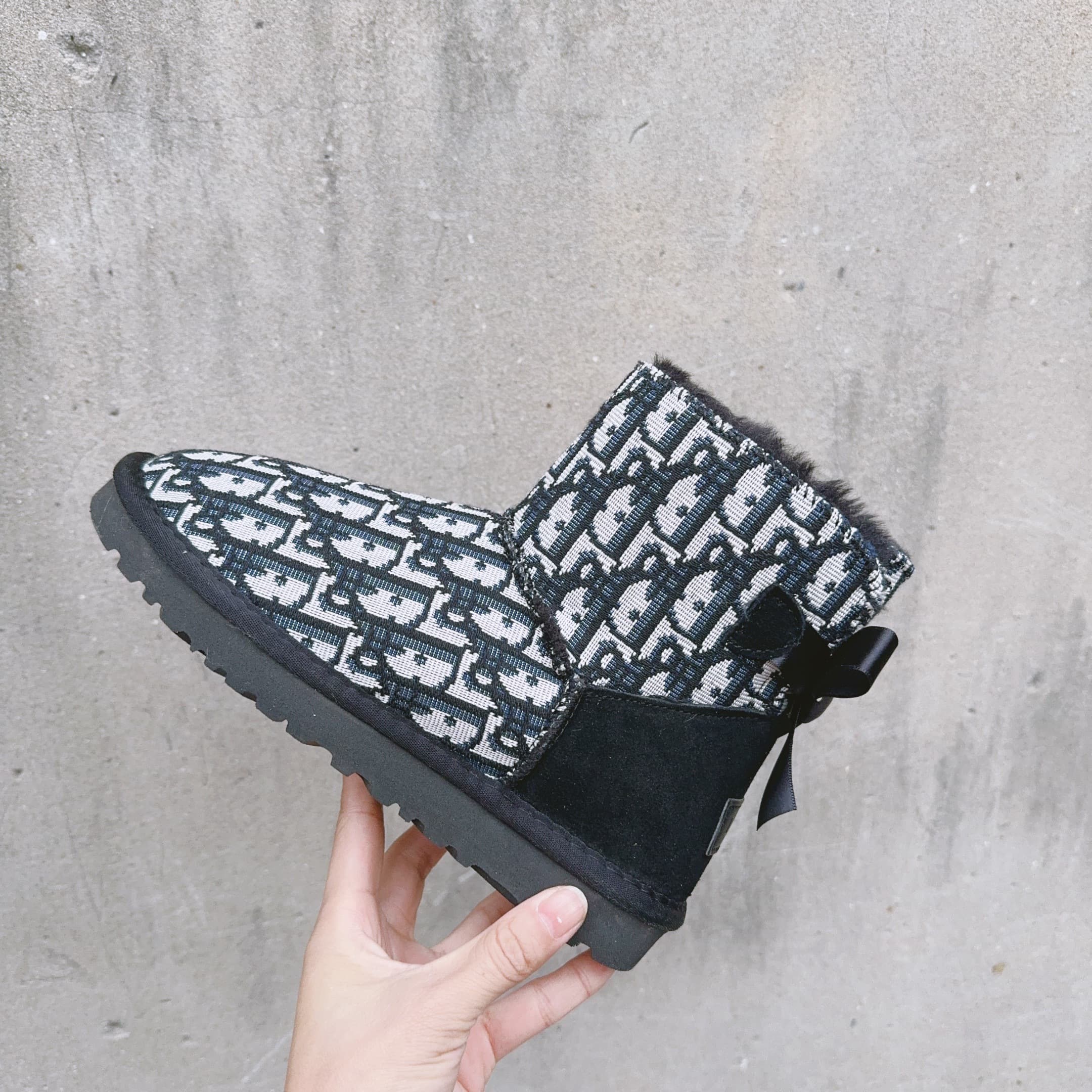 Bottes de neige mi-mollet en peluche pour femmes 2026, bottes d'hiver légères et chaudes, idéales pour une utilisation en extérieur.