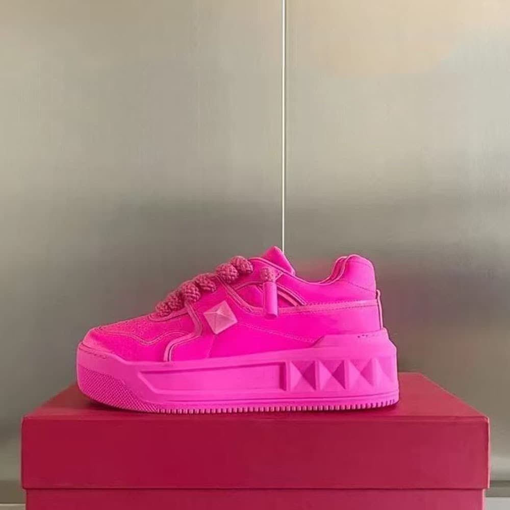 Chaussures blanches à semelles épaisses et rivets rehaussants pour hommes, style décontracté, polyvalent et tendance pour femmes.