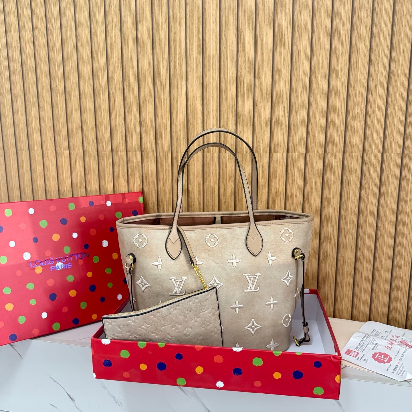 Sac cabas Louis Vuitton Neverfull, sac à main vintage de luxe avec bandoulière et poignée supérieure, style classique.