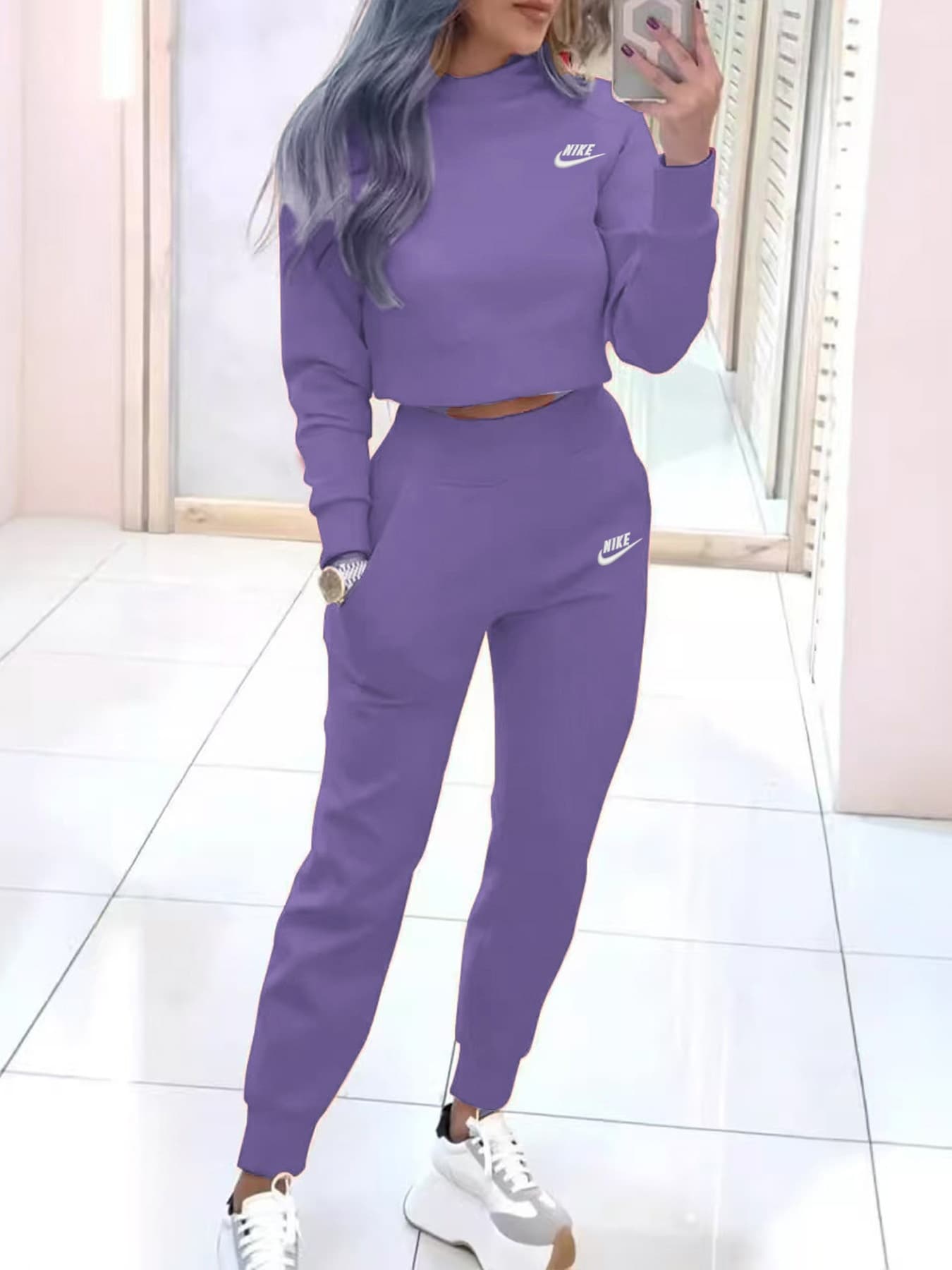 Ensemble deux pièces pour femme : sweat-shirt court à manches longues, pantalon de jogging taille haute avec poches et survêtement.