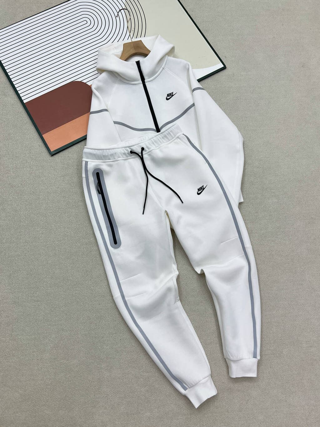 Ensemble décontracté Nike Tech Windrunner pour homme : sweat à capuche et pantalon fuselé en maille.