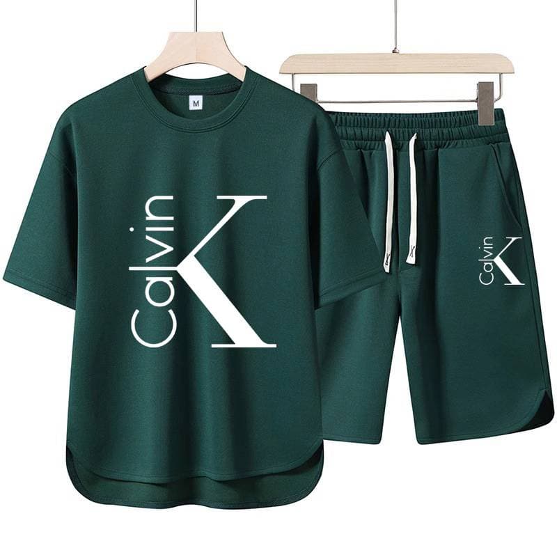 Ensemble deux pièces décontracté et sportif pour femme, composé d'un haut à manches courtes et d'un short confortable.