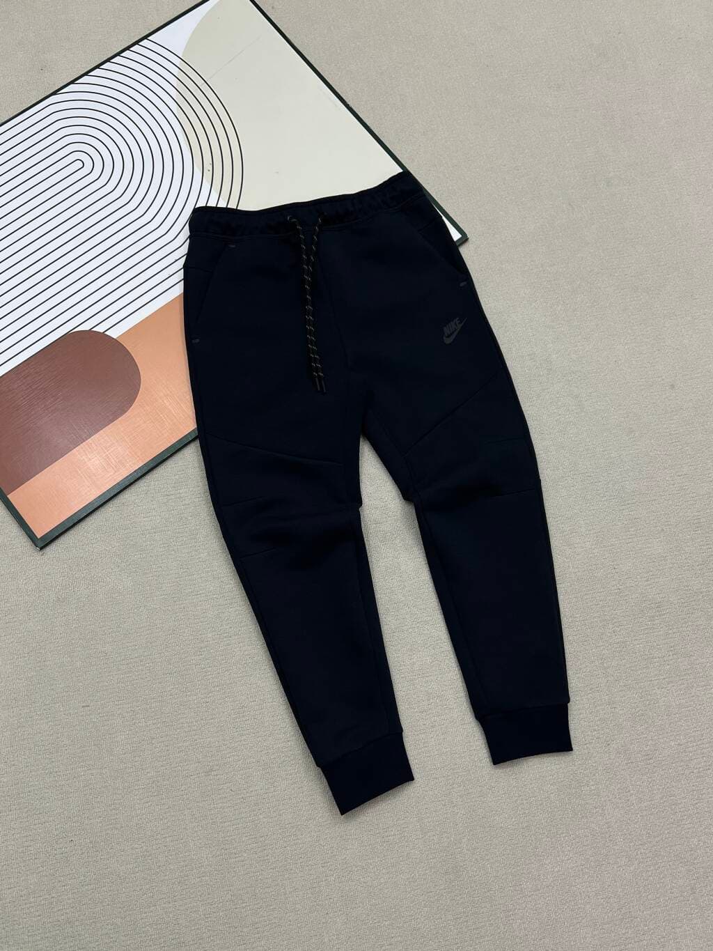 Ensemble décontracté Nike Tech Windrunner pour homme : sweat à capuche et pantalon fuselé en maille.
