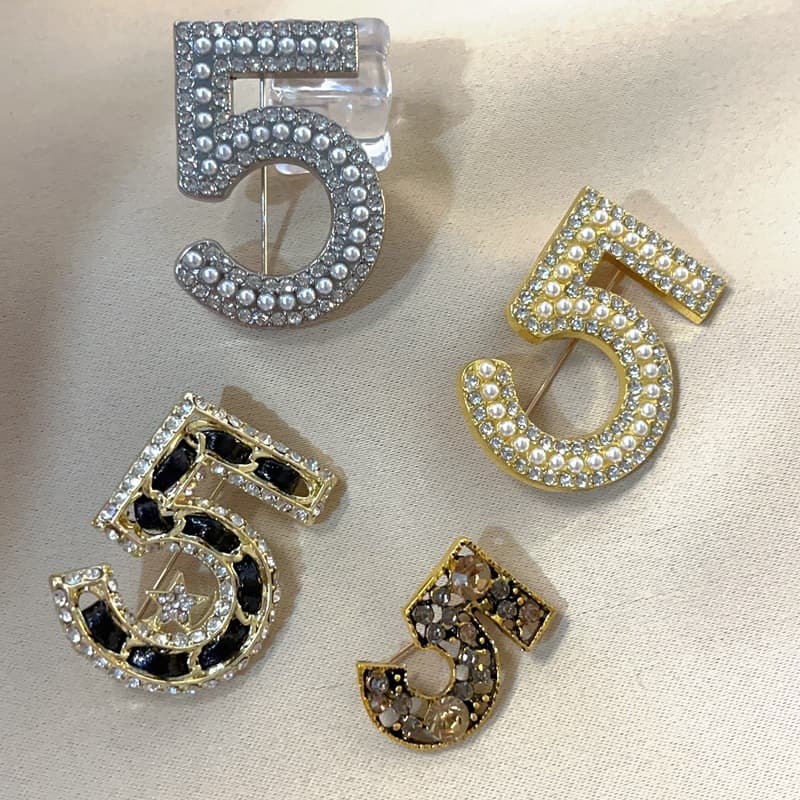 Personalized star studded diamond number 5 leather wrapped brooch, exaggerated and minimalist, light luxury accessory