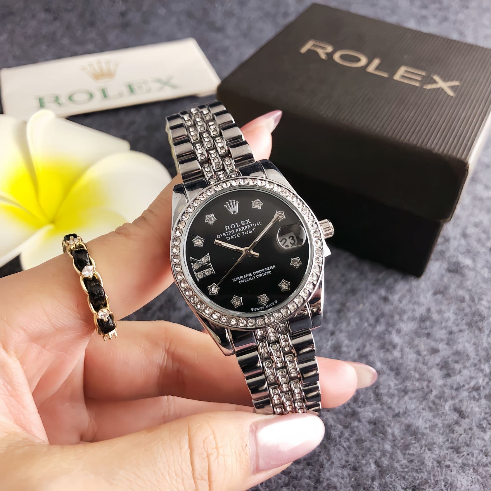 Montre femme de style vintage raffinée avec lettres serties de diamants : élégante et compacte