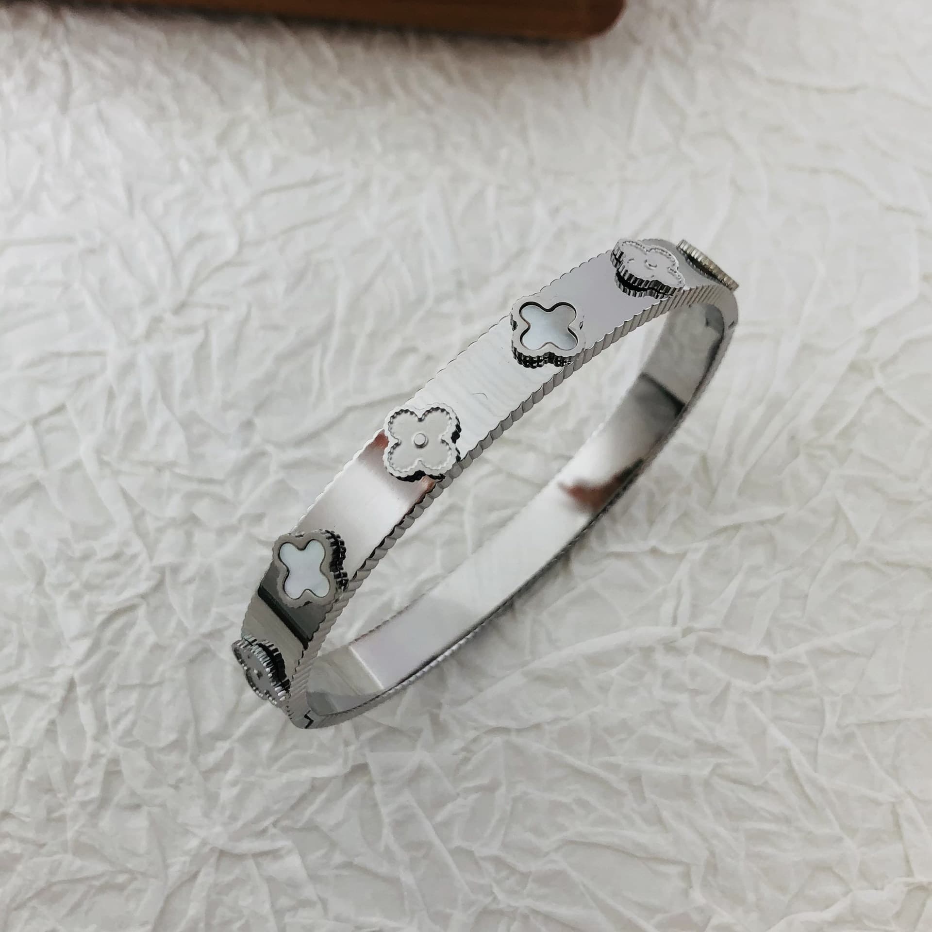 Bracelet de luxe en acier titane léger, de haute qualité, à quatre feuilles, en herbe, coquillage incrusté 3D, fleur