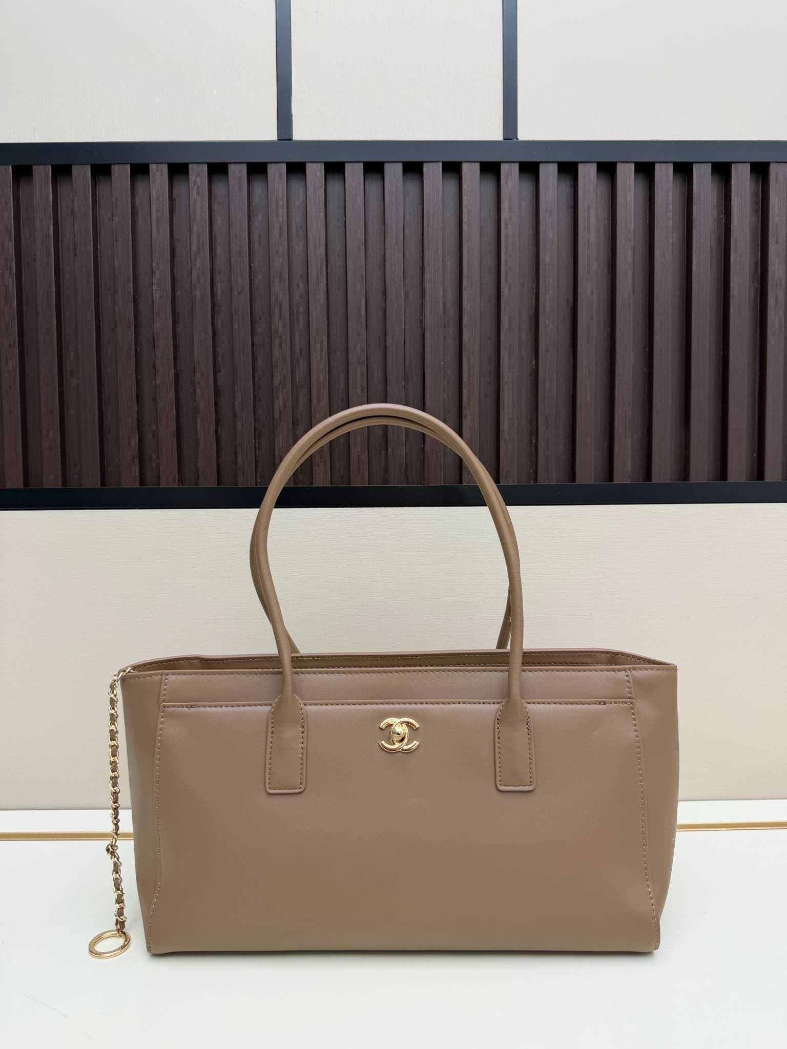 Sac cabas en cuir verni façon croco avec poignée supérieure ornée du logo en métal. Plusieurs couleurs. Grand format, idéal pour les trajets qu