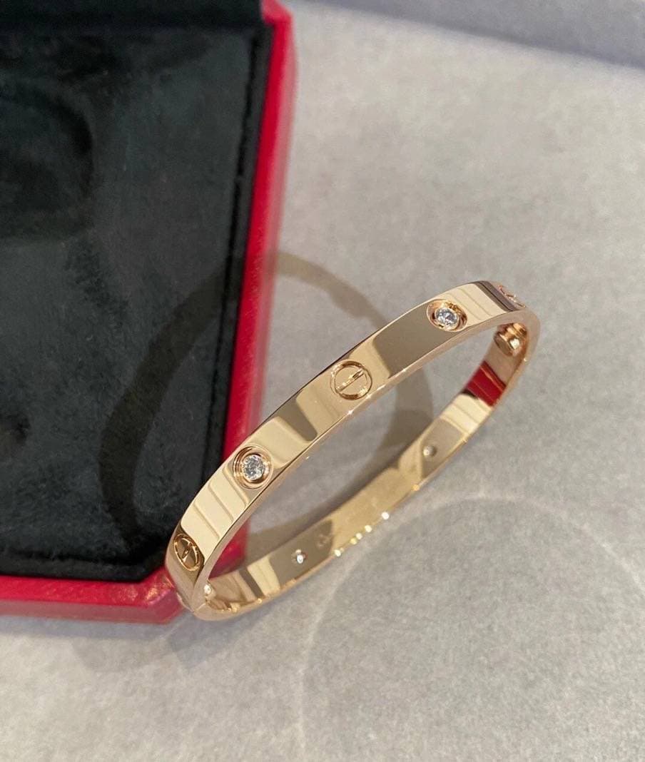 Bracelet de luxe Cartier4 pour femme, à quatre diamants.