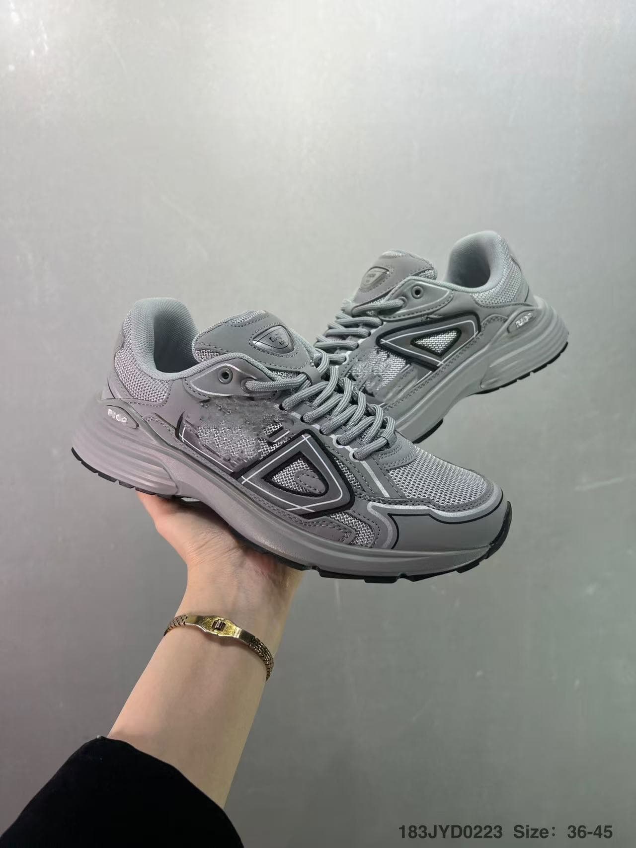 Chaussures de sport basses décontractées à lacets, semelle épaisse et tissu mesh B30, pour hommes et femmes, style « dad shoes ».