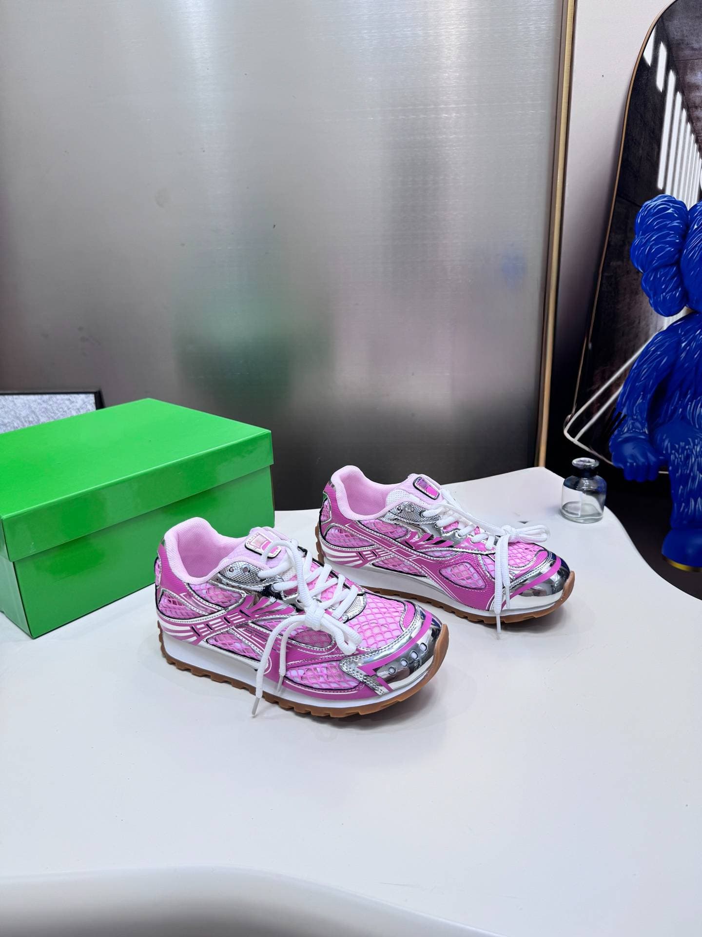 Les meilleures ventes de la collection automne-hiver 2025 incluent les baskets BV Family Orbit, les chaussures décontractées pour couples, les chau