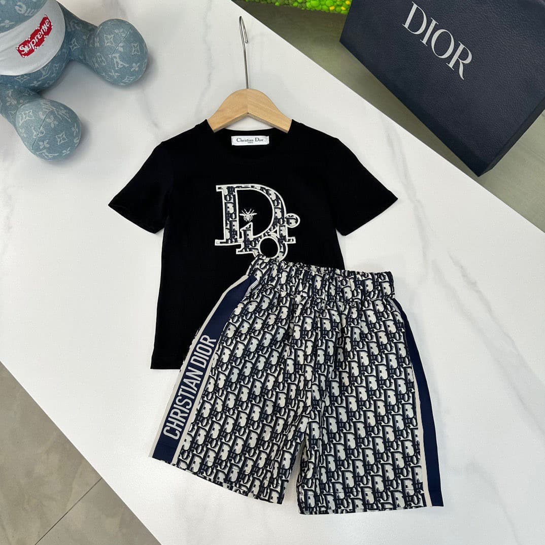 Ensemble deux pièces à manches courtes et pull alphabet Mother&kids pour garçons, élégant et tendance, pour enfants de petite et moyenne taille.