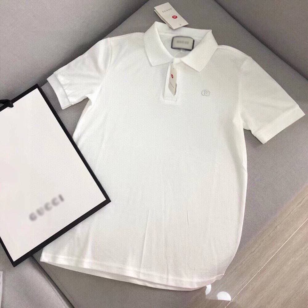 Polo à manches courtes pour homme de marque de haute qualité. Le tissu est confortable et respirant. La finition est parfaite. Il est recommandé