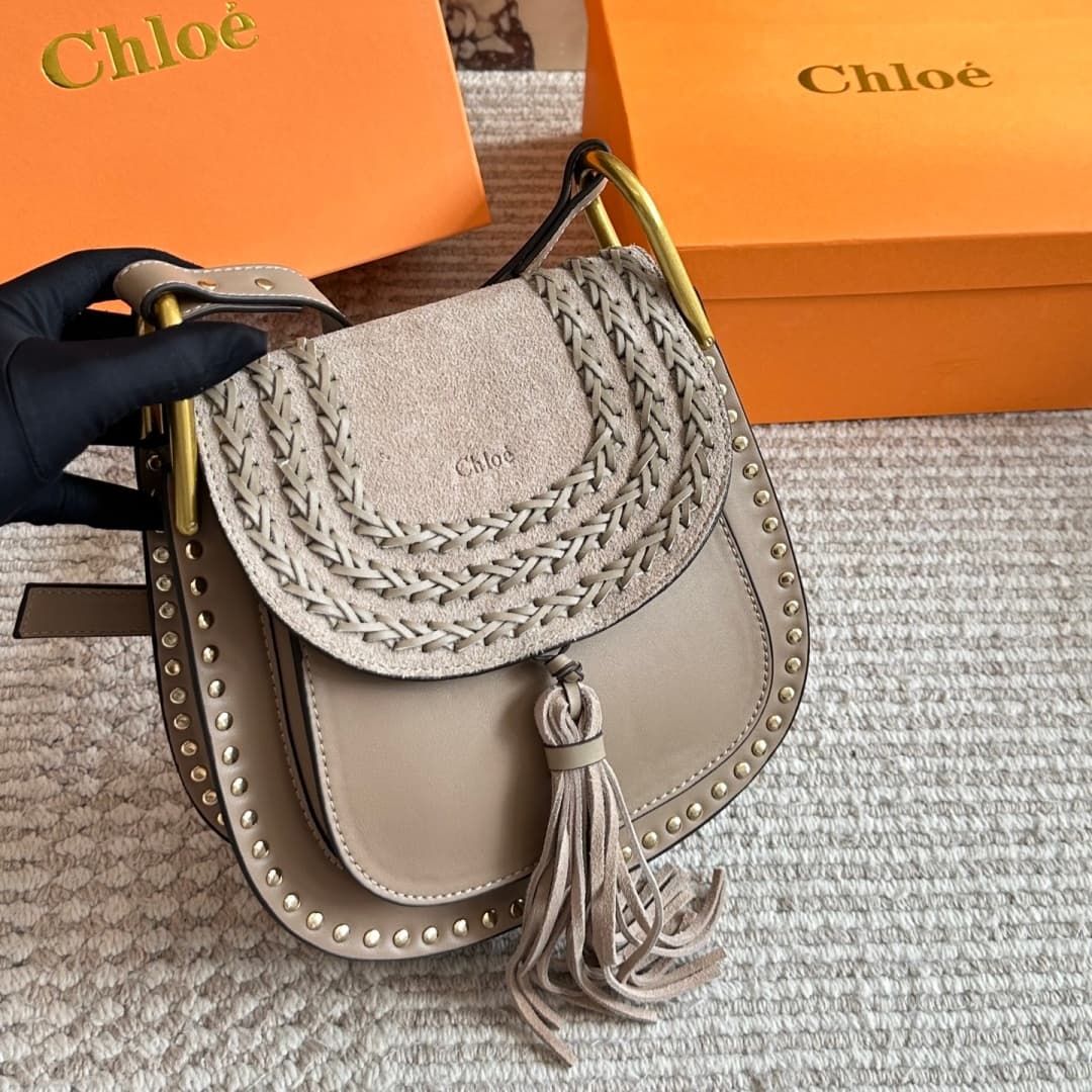 La nouvelle sacoche classique est un accessoire résistant, idéal pour les trajets quotidiens, un style décontracté et une mode facile à vivre.