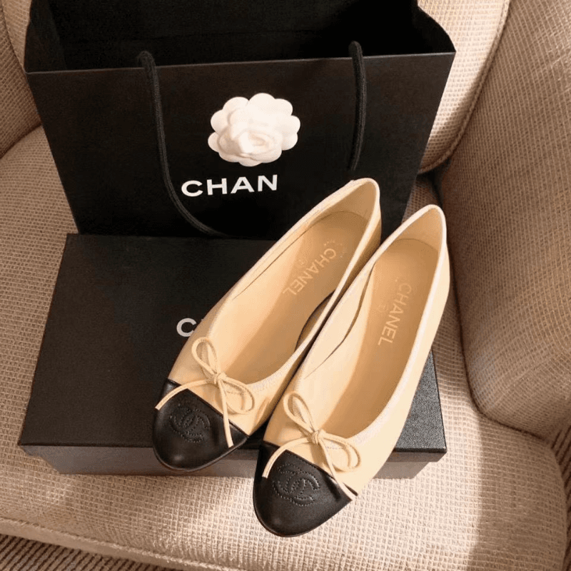 Chaussures plates Chanel style 2022, nouveauté mode femme avec nœud, ballerine féérique dorée, à bout ouvert.