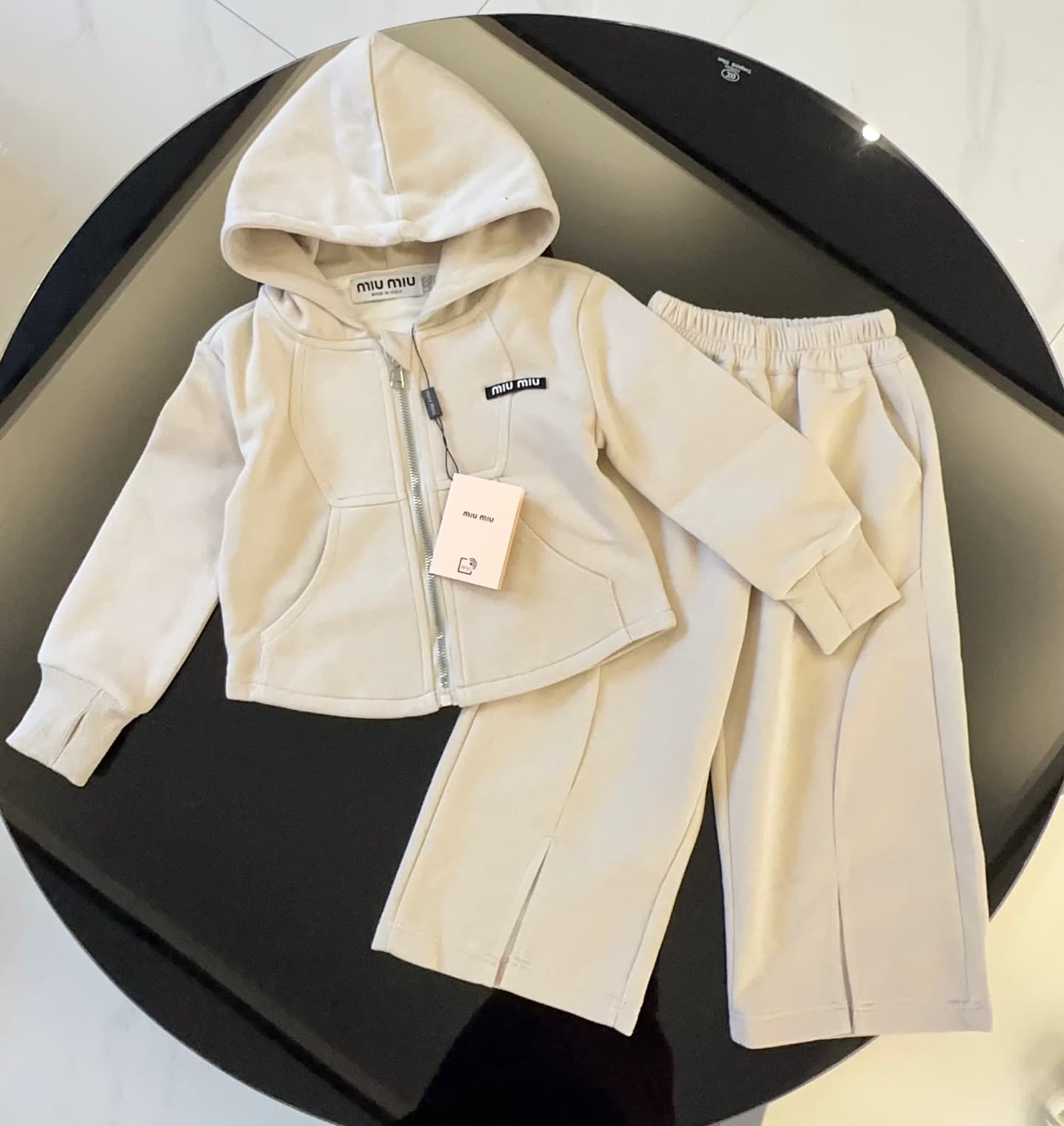 Ensemble 2 pièces pour fille : sweat-shirt à capuche zippé et pantalon large fendu, couleur crème.