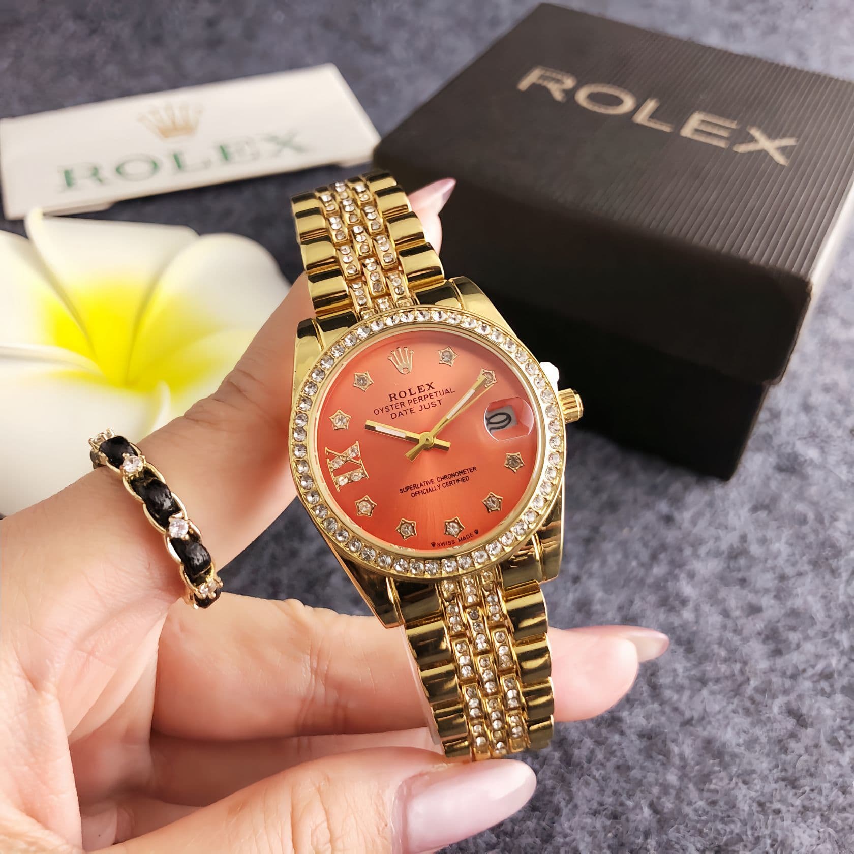 Montre femme de style vintage raffinée avec lettres serties de diamants : élégante et compacte