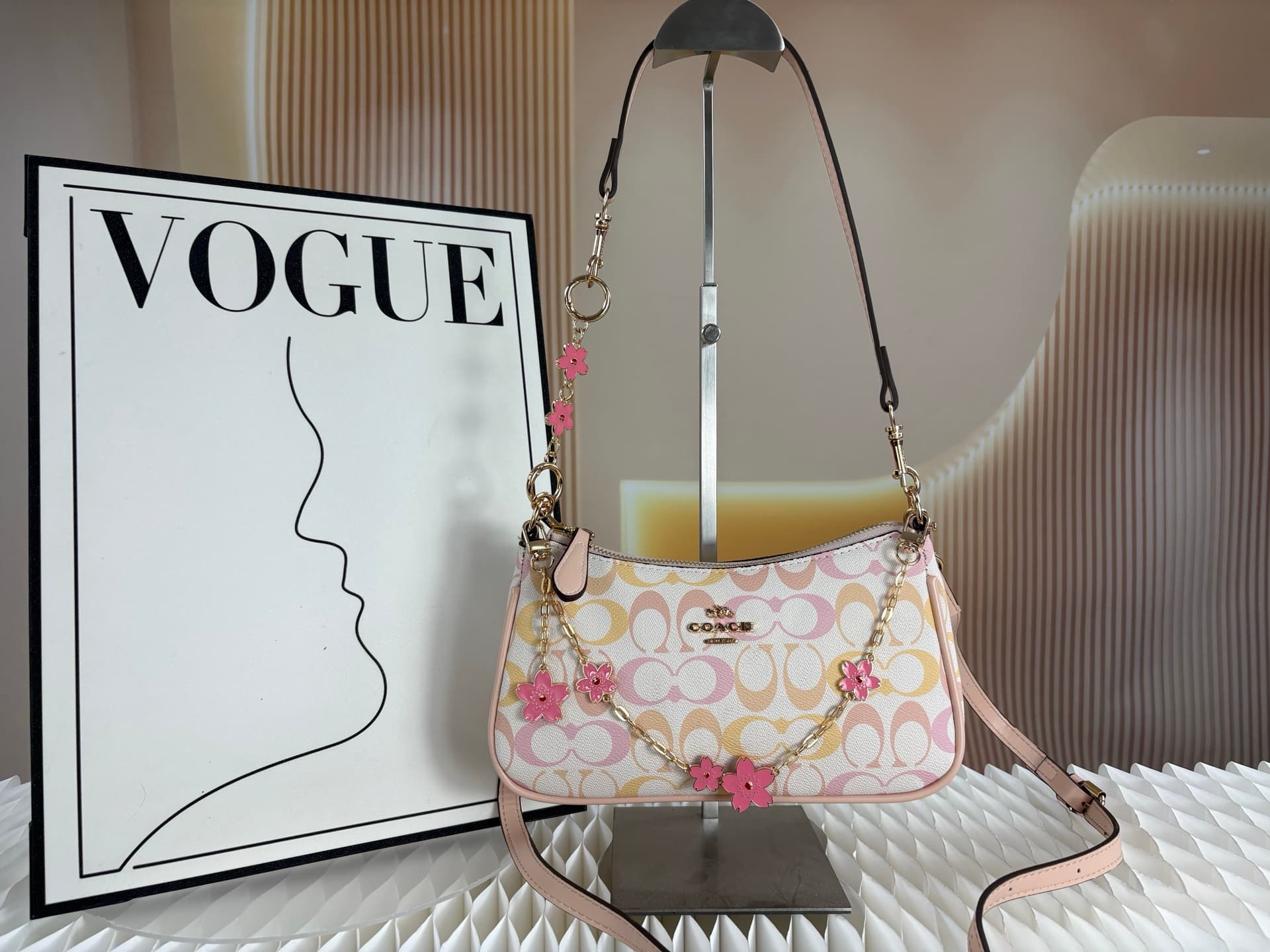 Sac bandoulière Coach tendance, petit format, style oreiller, texture haut de gamme et polyvalent